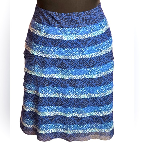 WHITE HOUSE BLACK MARKET Tiered Ruffle Skirt
Blue/White Ombré Dots Size 16 NWT - Picture 2 of 5